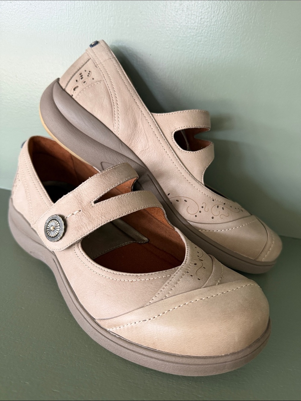 Aravon by New Balance Beige Mary Jane Shoes - Size 8